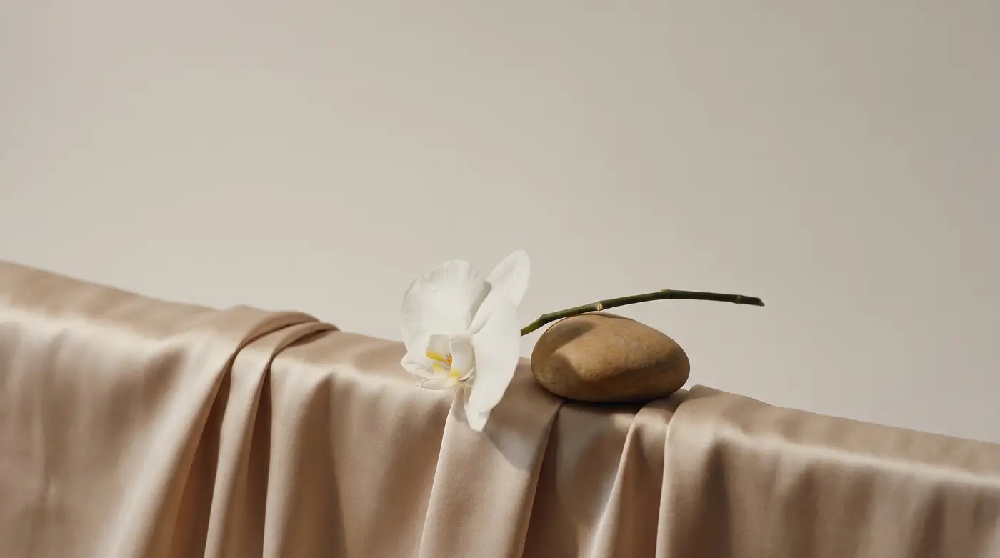 Champagnerfarbene Seide mit Orchidee – Sinnbild für Balance