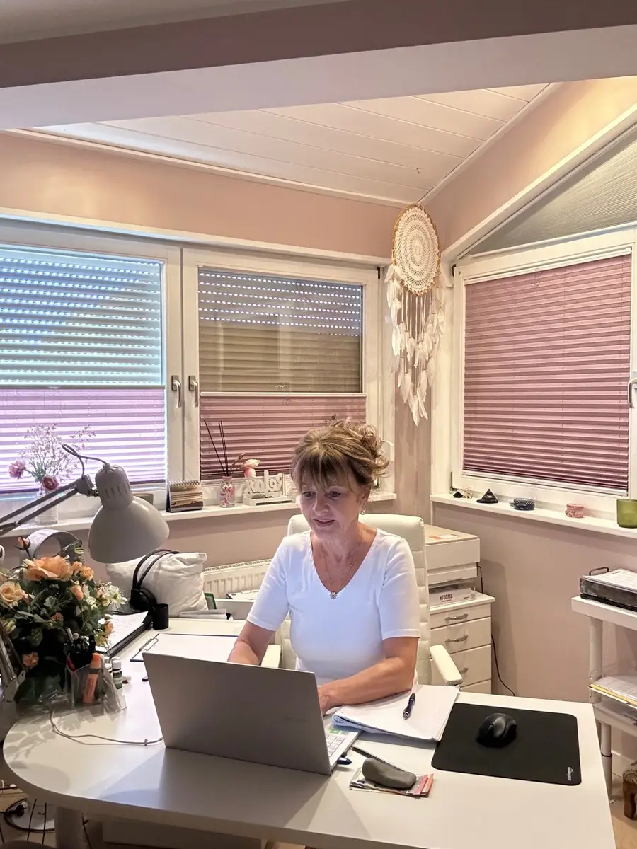 Regina Hafner, Heilpraktikerin in Forstinning, in ihrer Praxis